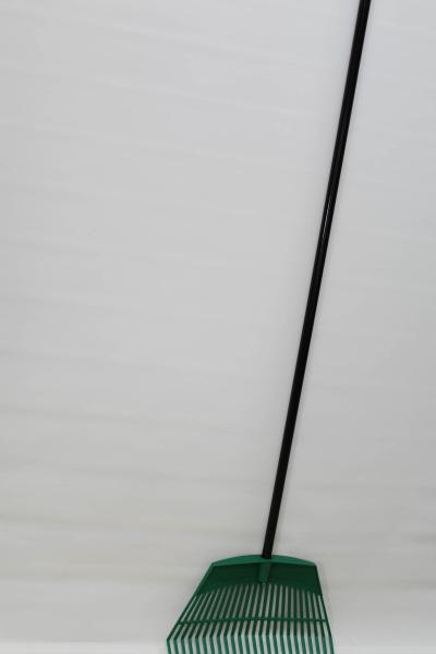 Kunststoffrechen / grün mit Metallstiel
